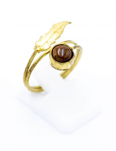 anillo-dorado-piedra-mineral-y-hoja