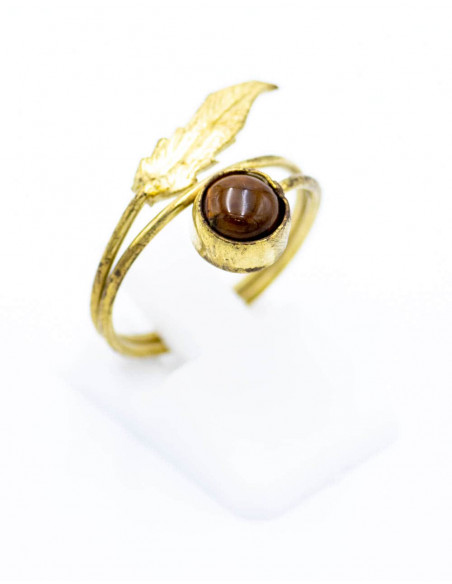 anillo-dorado-piedra-mineral-y-hoja