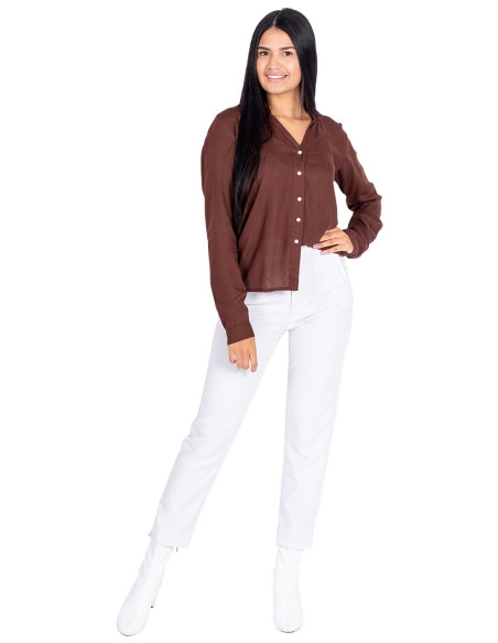 camisa-marron-botones-cuello-pico