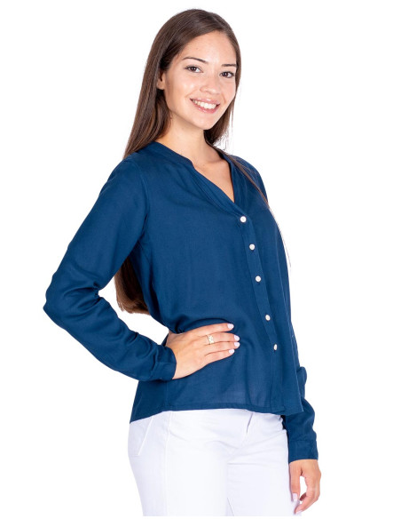 camisa-azul-botones-cuello-pico