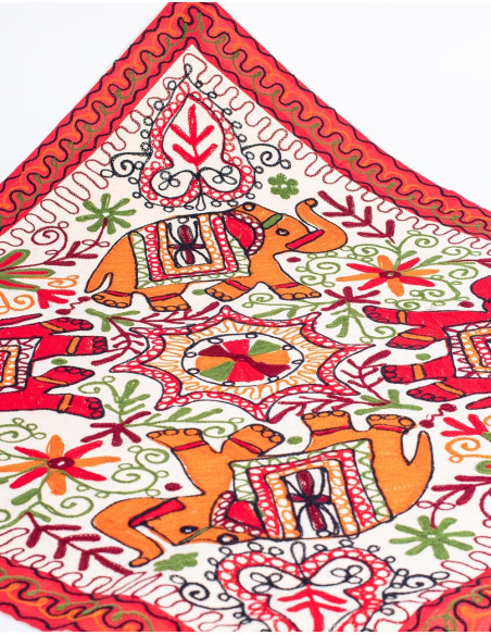 tapiz-mantel-centro-bordado-artesanalmente-rojo