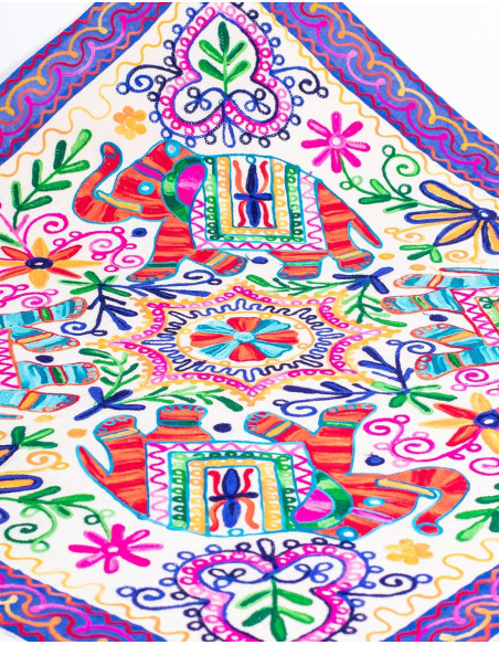 tapiz-mantel-centro-bordado-artesanalmente-morado