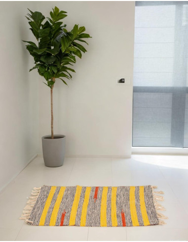 Ethnic handmade rug with fringes | Kimago