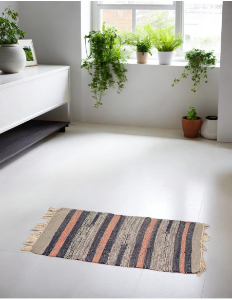 Ethnic handmade rug with fringes | Kimago