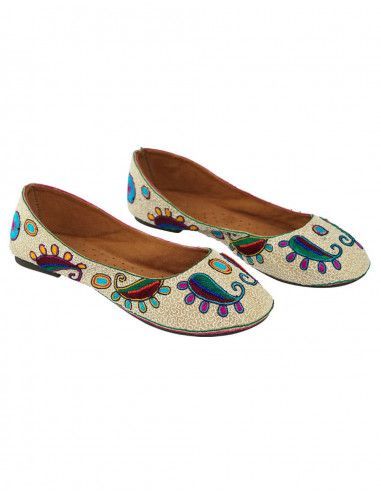 Balerina beige con dibujos bordados y piedras